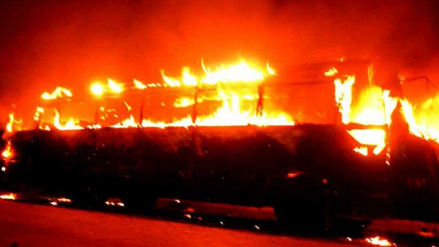 বাড্ডায় চলন্ত বাসে আগুন দিলো দুর্বৃত্তরা